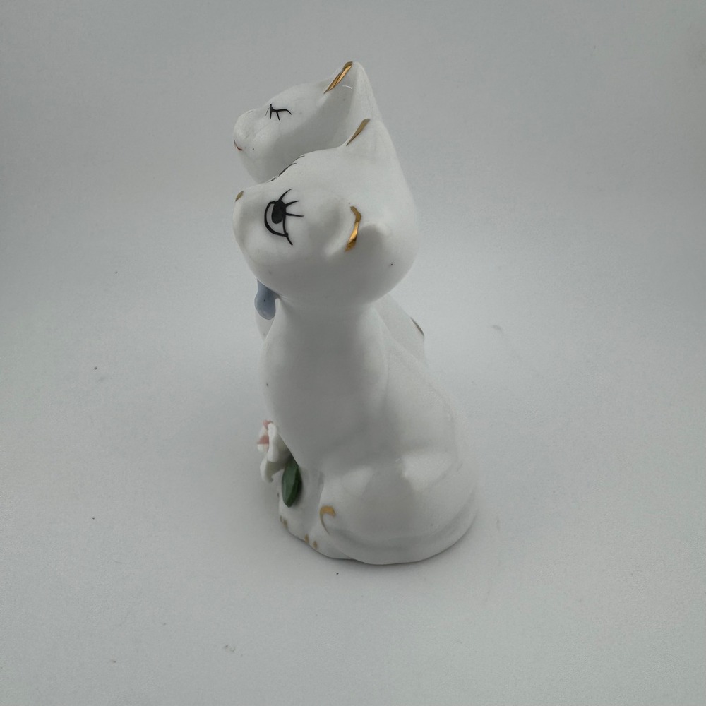 Vintage Ceramic White Twin Cats‎ Figurine Gold Trim Blue Pink Bows Flower Kitsch - Picture 2 of 6